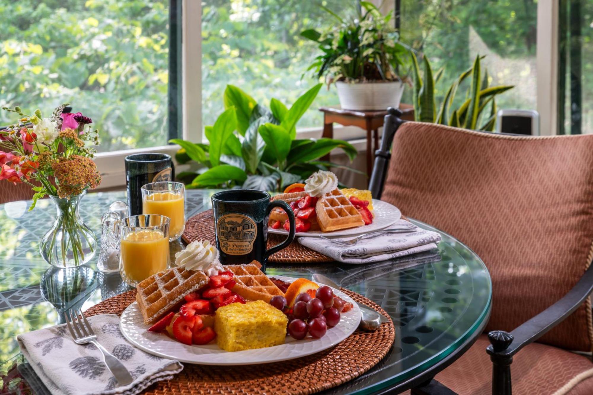 Pinecrest Bed & Breakfast Эшвилл Экстерьер фото